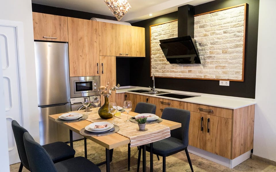 Kitchen or kitchenette, Dining area