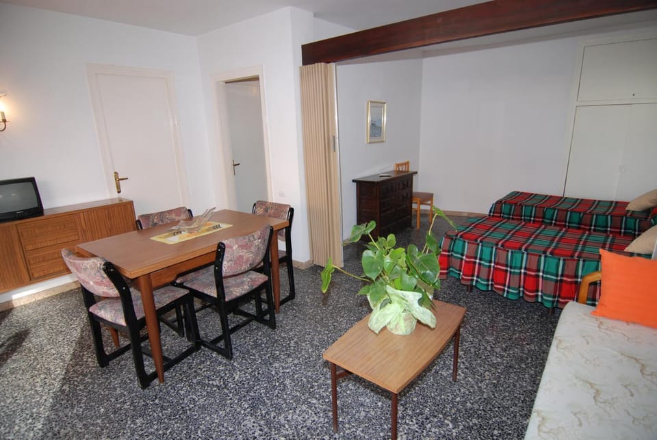 Bed, Dining area