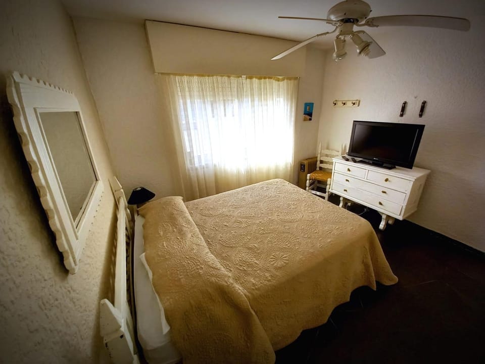 Bed, Photo of the whole room, Bedroom, fireplace