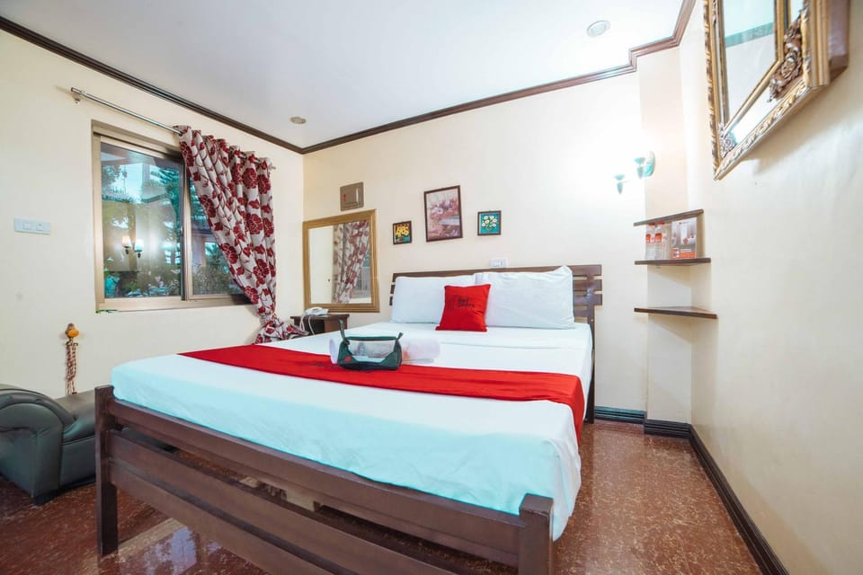 Bed, Photo of the whole room, Seating area, Bedroom