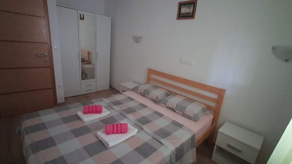 Bed, Bedroom, towels, wardrobe