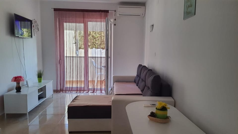 TV and multimedia, Living room, Seating area, air conditioner
