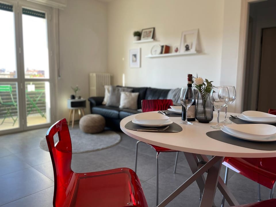 Vivapartments MilanoInganni - M1 Duomo 15 min, M4 Linate Apartment in Milan