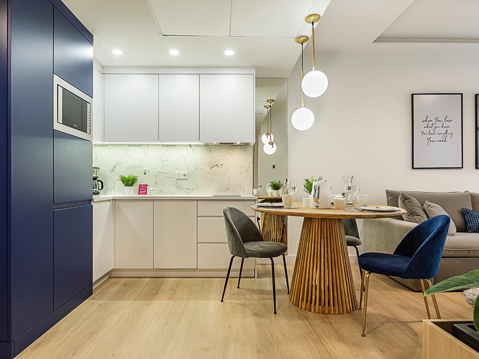 Kitchen or kitchenette, Dining area