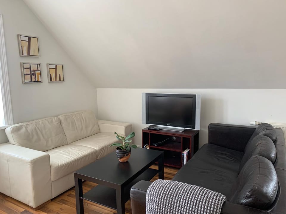 Communal lounge/ TV room, TV and multimedia, Living room, Seating area