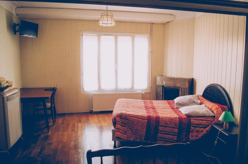 Bed, TV and multimedia, Photo of the whole room