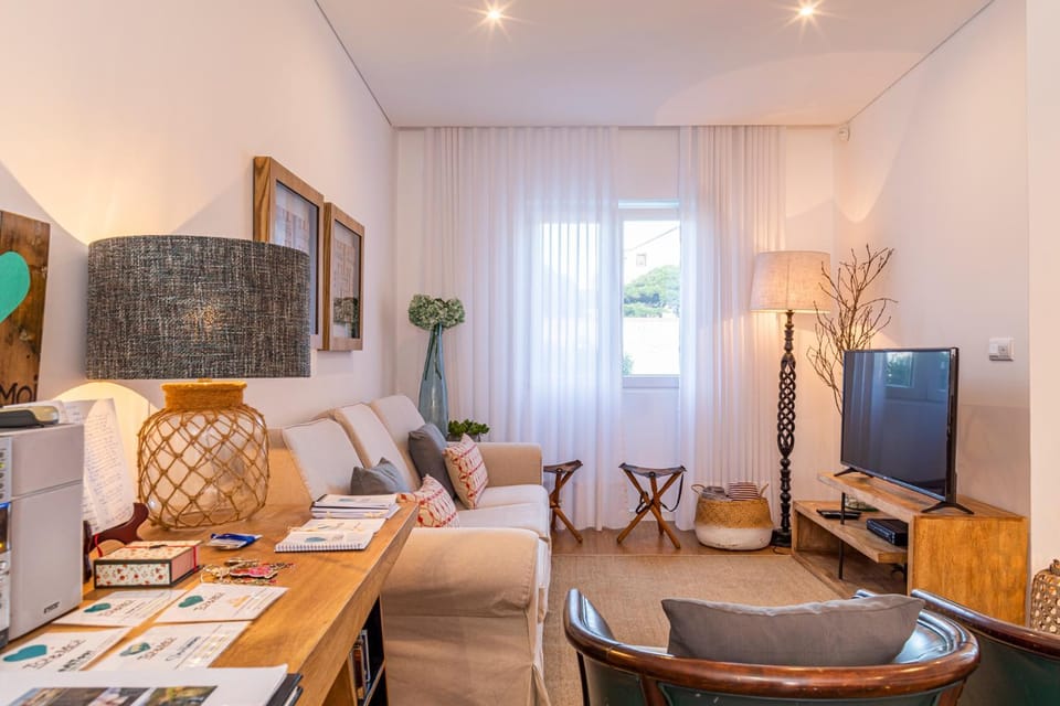 TV and multimedia, Living room, Seating area, air conditioner