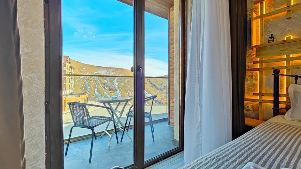 View (from property/room), Balcony/Terrace, Mountain view