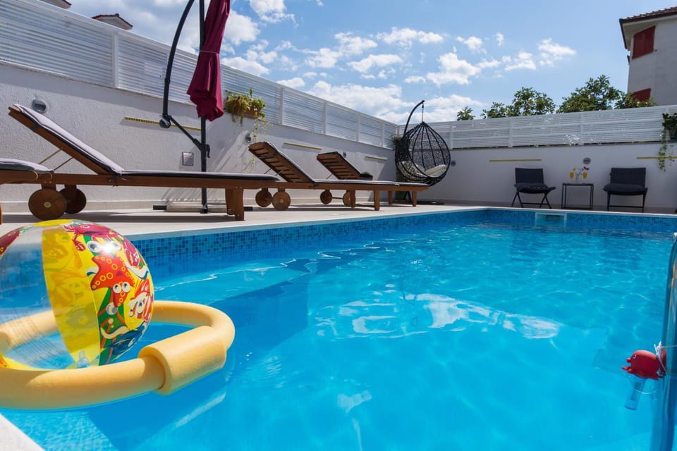 Swimming pool, Swimming pool