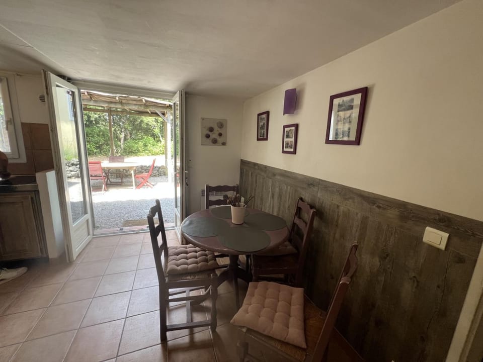 Seating area, Dining area, Garden view