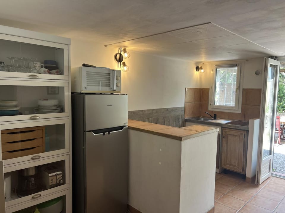 Kitchen or kitchenette, oven, pet friendly, stove