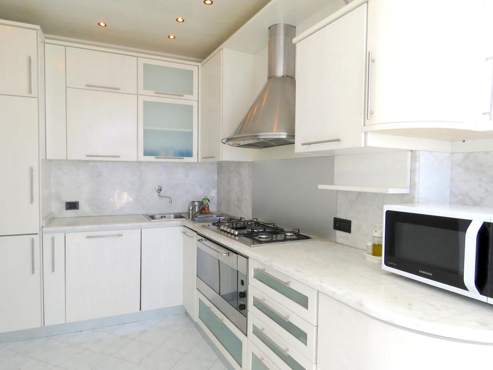 Kitchen or kitchenette, dishwasher, microwave