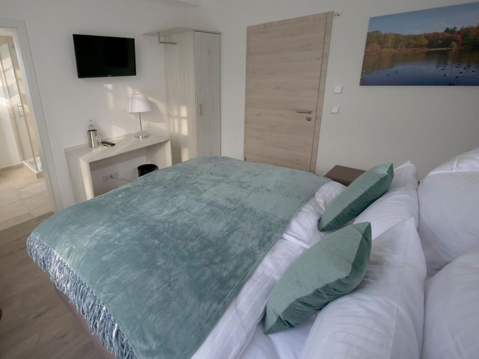 Bed, Photo of the whole room, Decorative detail