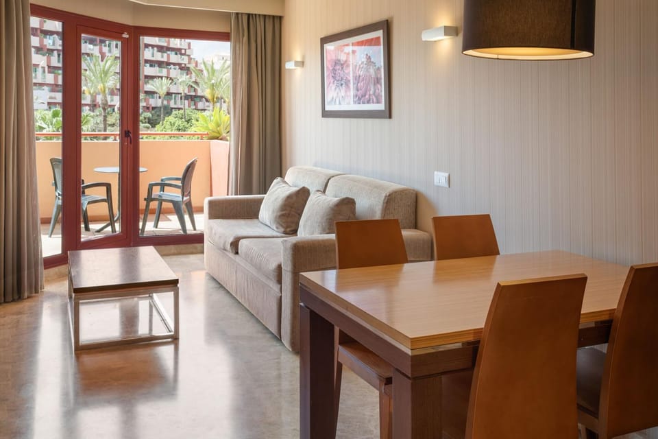 View (from property/room), Balcony/Terrace, Dining area