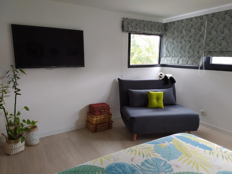 Bed, TV and multimedia, Photo of the whole room, Bedroom