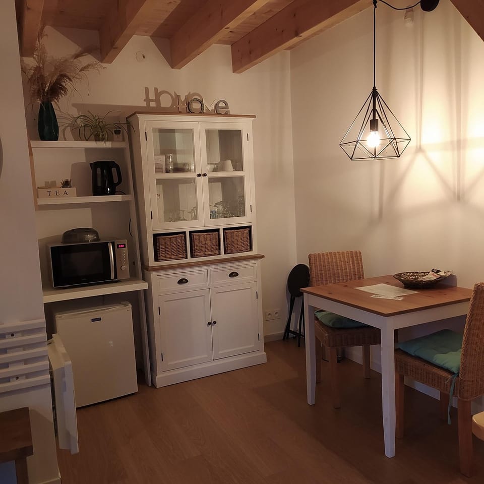 Kitchen or kitchenette, Dining area, minibar