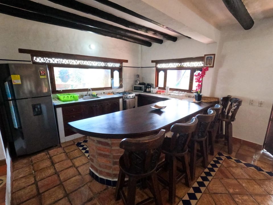 Kitchen or kitchenette, Dining area