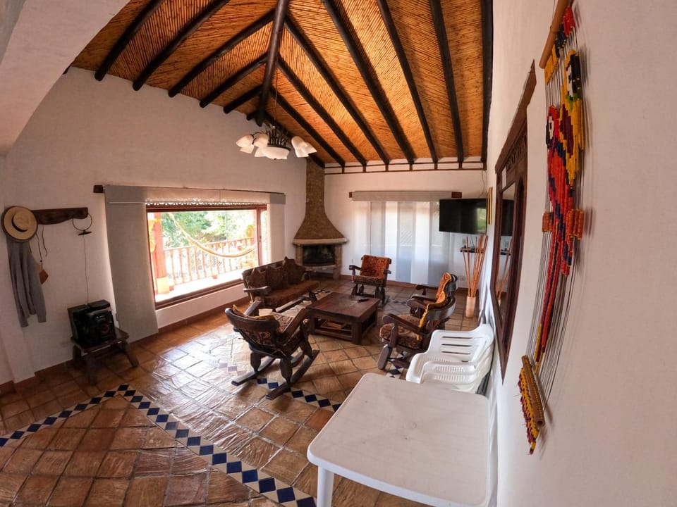 Communal lounge/ TV room, TV and multimedia, Living room, Sunset, flat iron