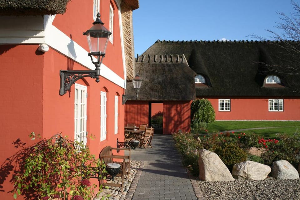 Facade/entrance, Day, Garden