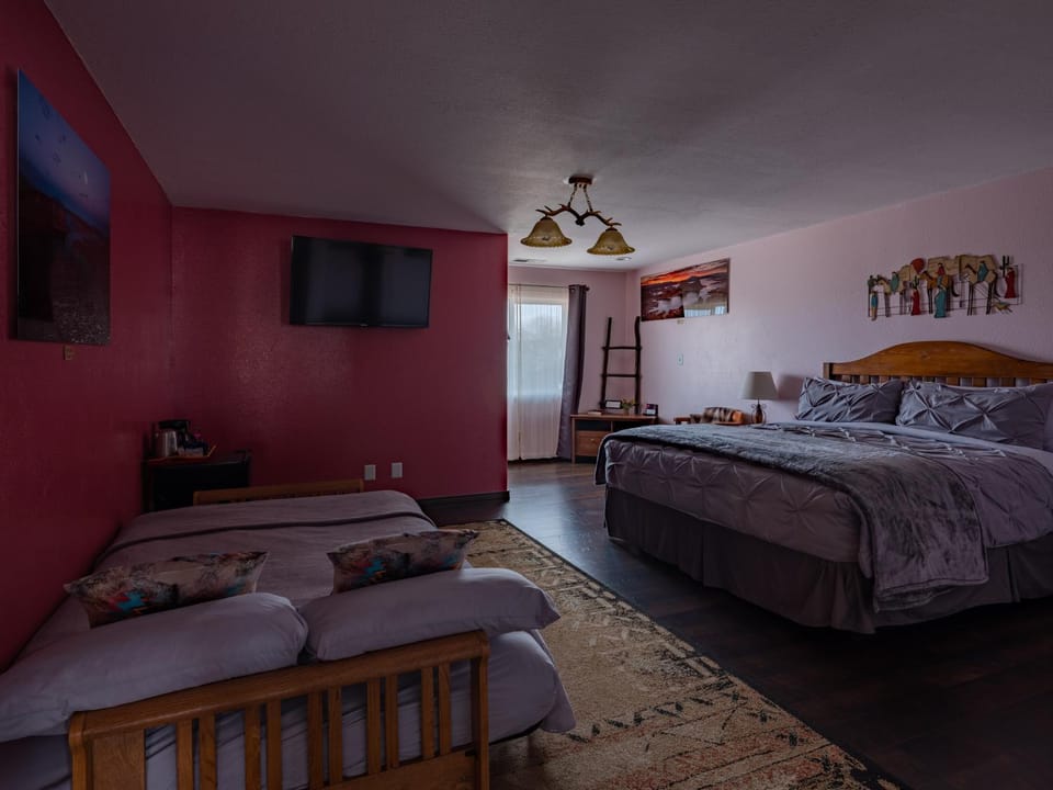 Bed, TV and multimedia, Photo of the whole room, Decorative detail, Bedroom