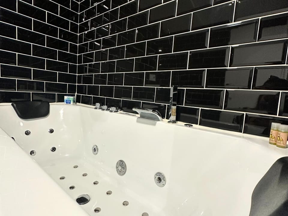Hot Tub, Bathroom
