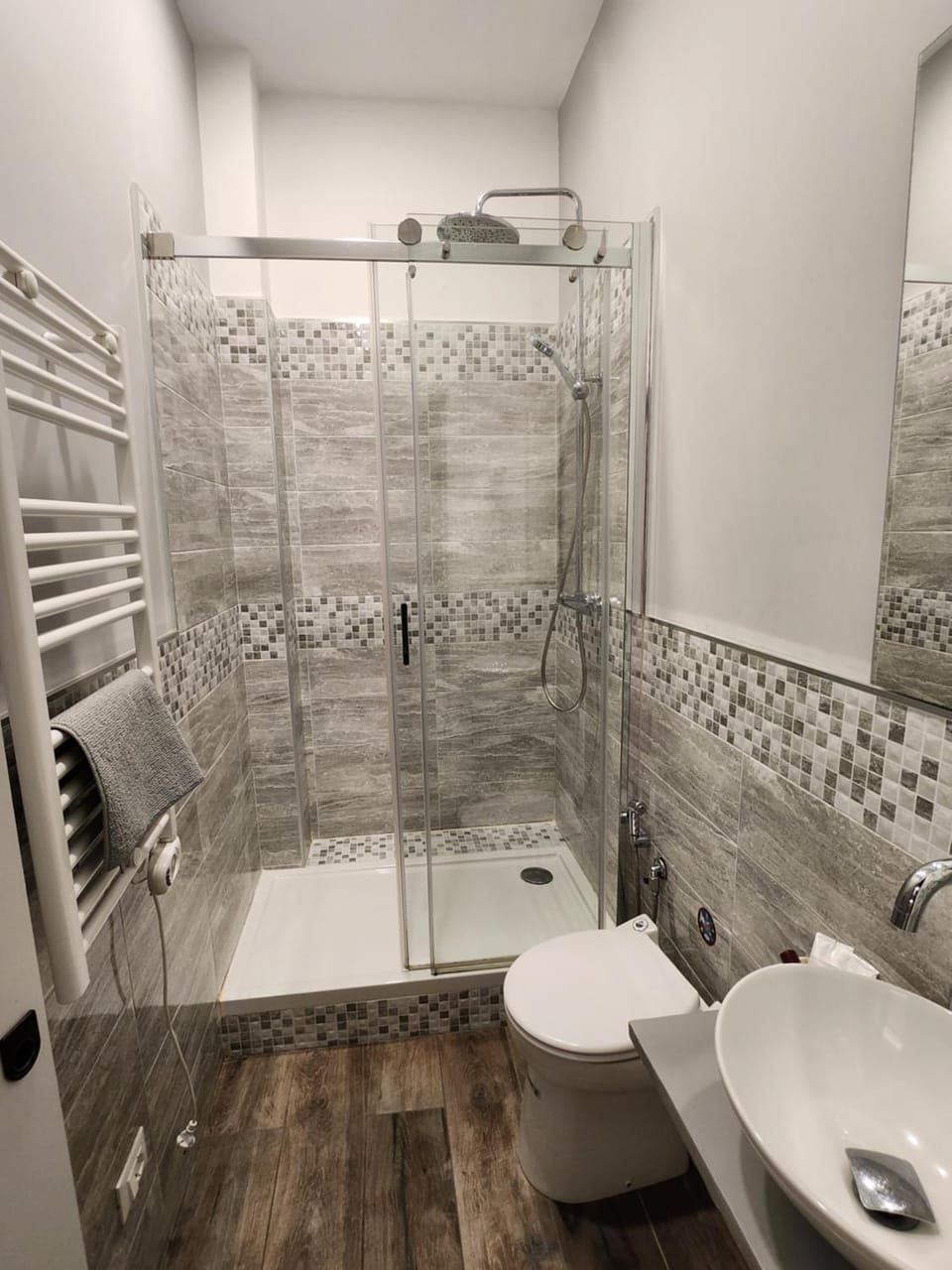 Shower, Bathroom, Decorative detail, internet