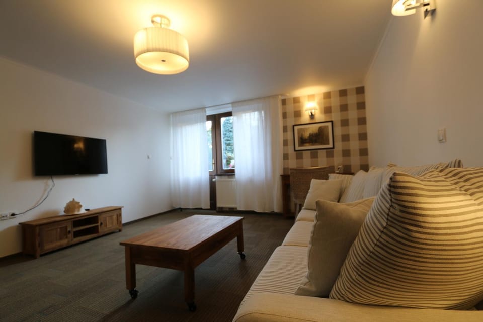Bed, TV and multimedia, Living room, Photo of the whole room