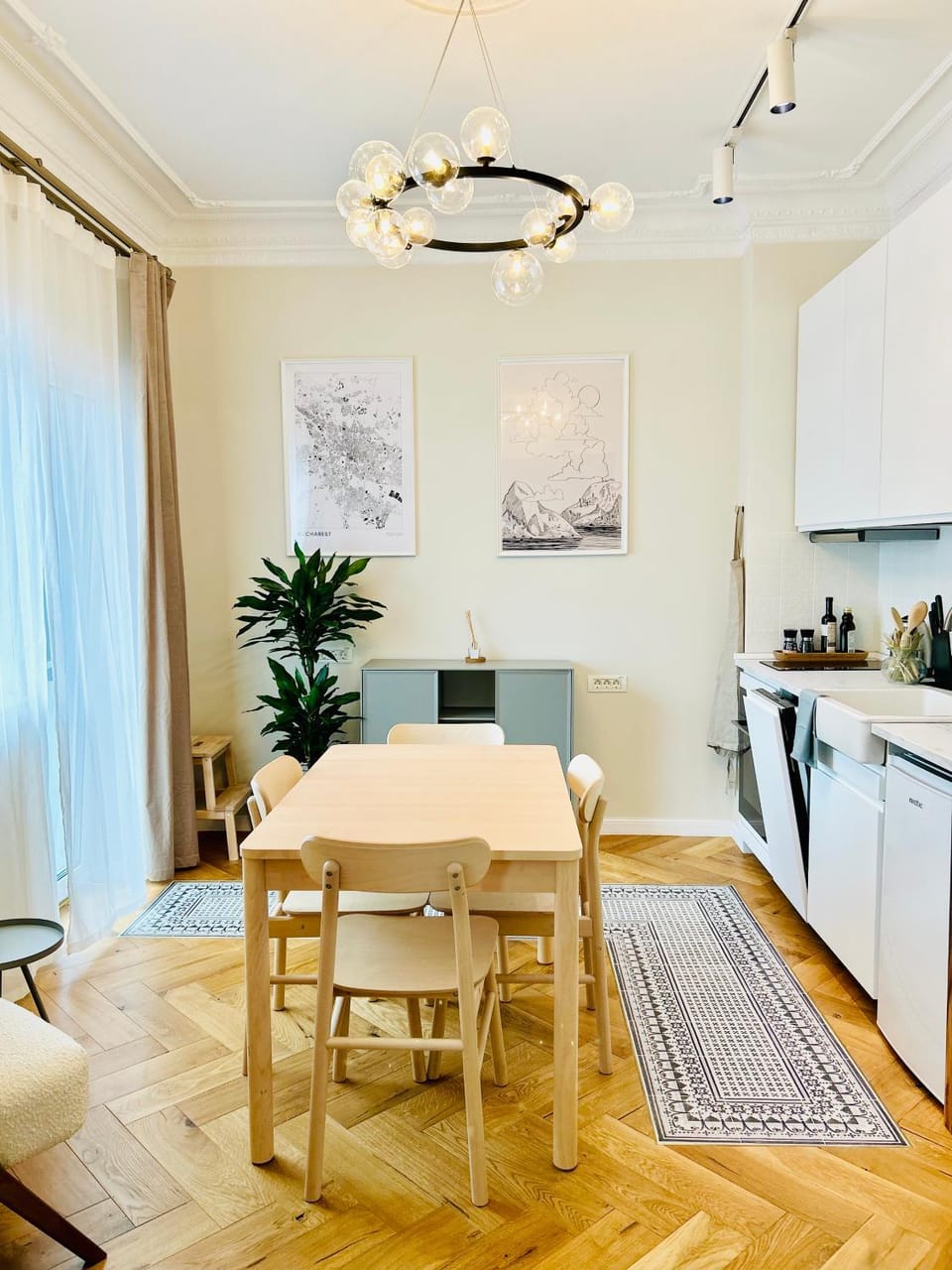 Kitchen or kitchenette, Dining area