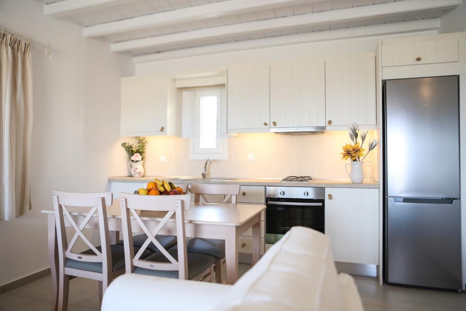 Kitchen or kitchenette, Seating area, Communal kitchen