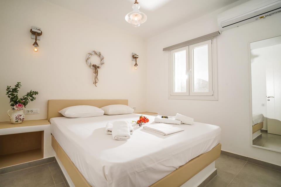 Bed, Mountain view, Sea view