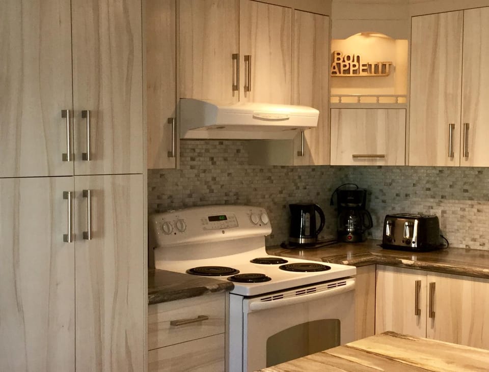 Coffee/tea facilities, Kitchen or kitchenette, stove, toaster