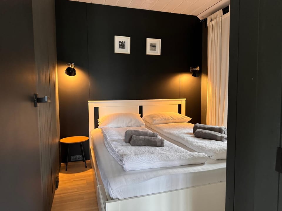 Bedroom, towels