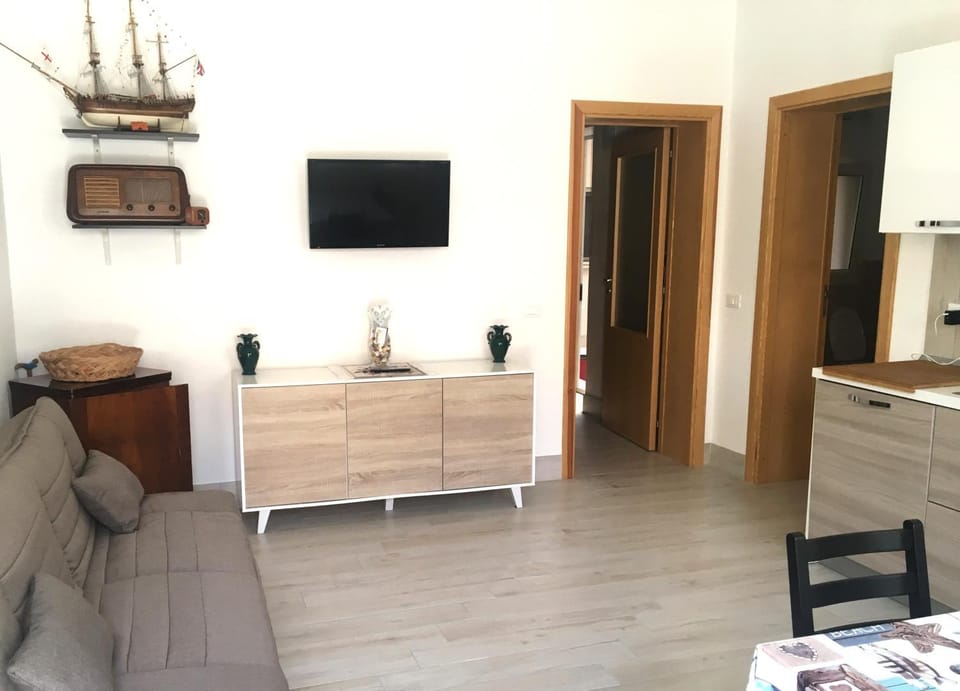 Bed, TV and multimedia, Living room