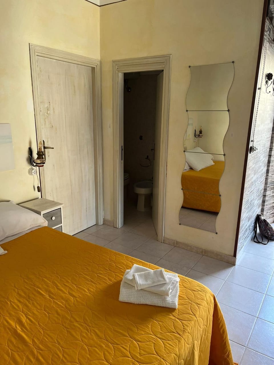 Bed, Photo of the whole room, towels