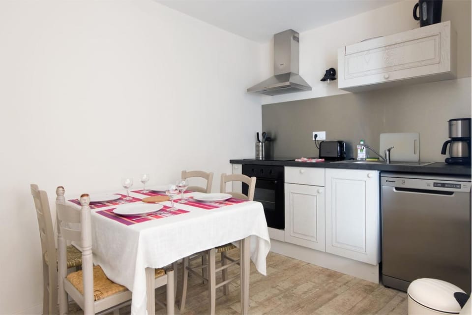 Coffee/tea facilities, Kitchen or kitchenette, Dining area, dishwasher, oven, stove, toaster