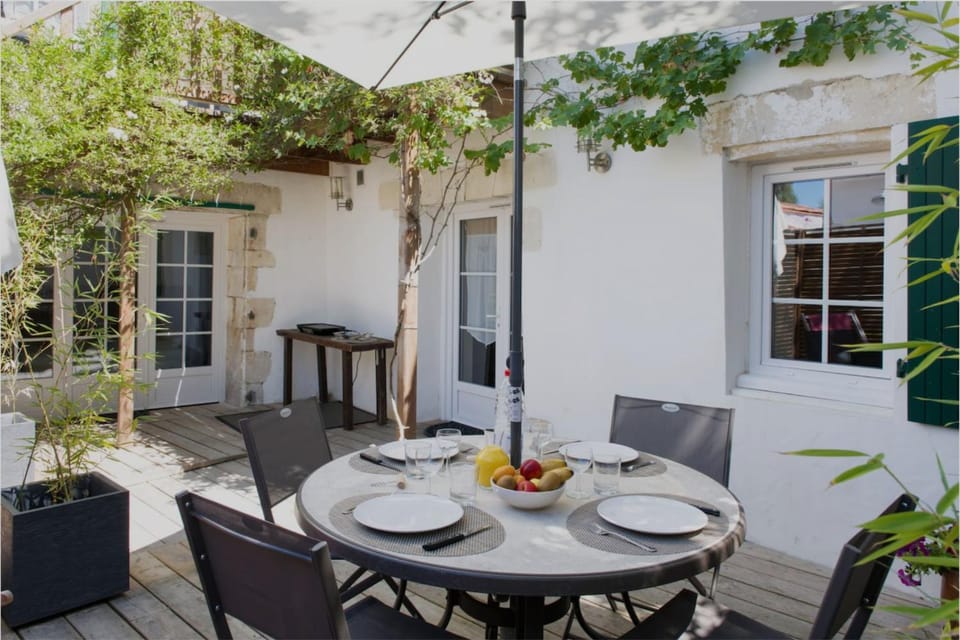 Patio, Day, Garden, Living room, Seating area, Dining area