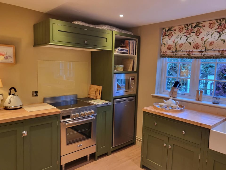 Coffee/tea facilities, Kitchen or kitchenette, stove