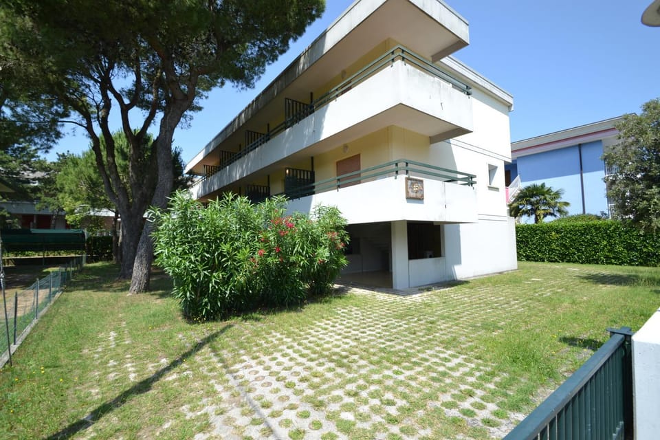 Property building, Facade/entrance, Parking
