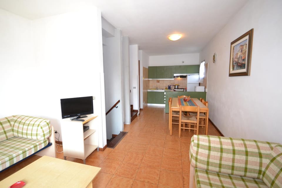 TV and multimedia, Kitchen or kitchenette, Dining area, microwave, kitchen