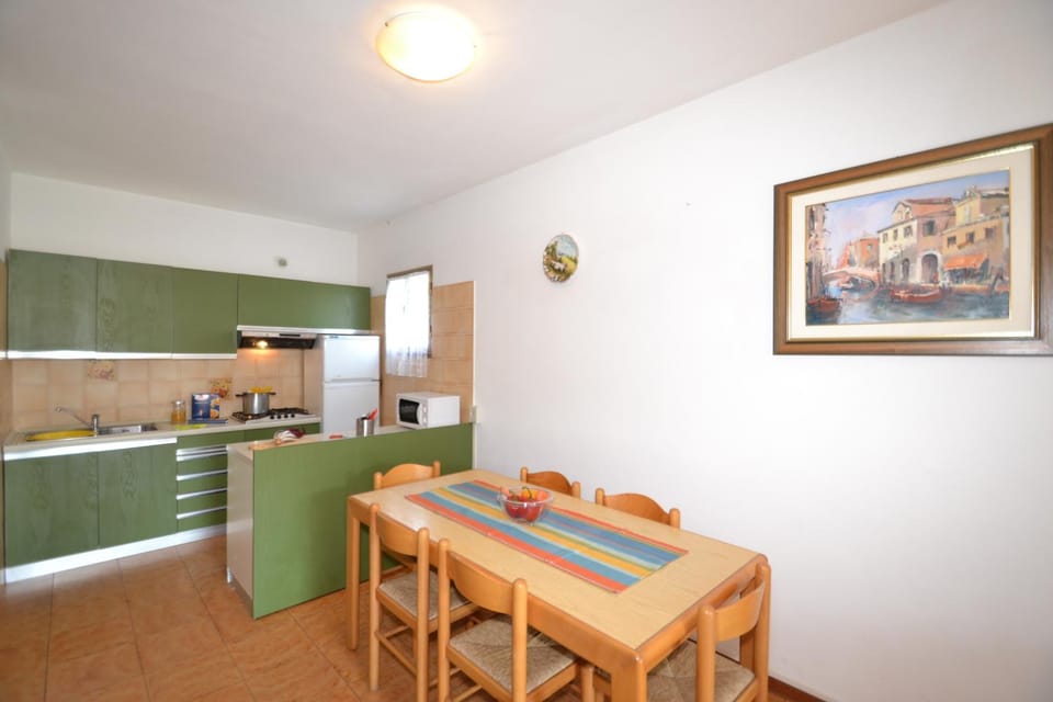 Kitchen or kitchenette, Dining area, microwave, stove, kitchen