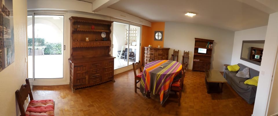 Library, TV and multimedia, Living room, Lounge or bar, Seating area, Dining area