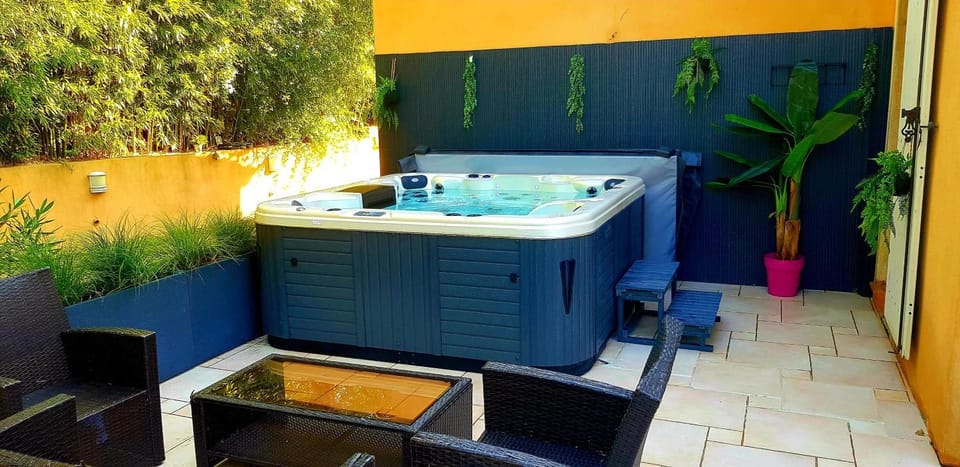 Sunsetvilla au calme avec SPA et Piscine chauffée, plage à pied ,Golf à proximité House in La Cadière-d'Azur