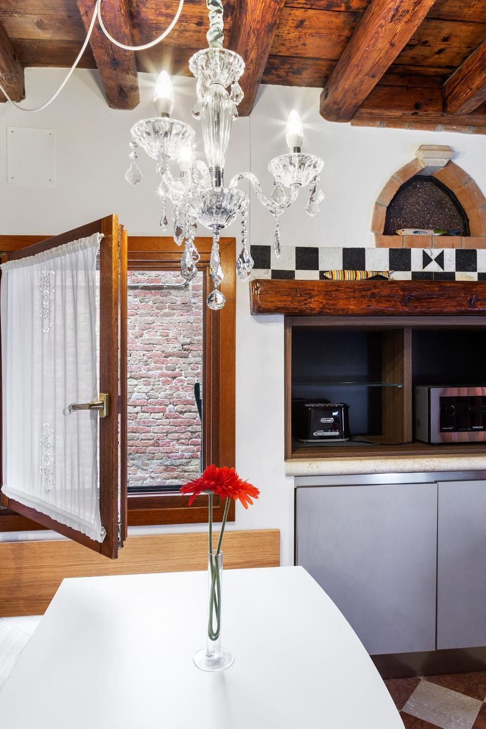 Coffee/tea facilities, Kitchen or kitchenette, Decorative detail, Dining area