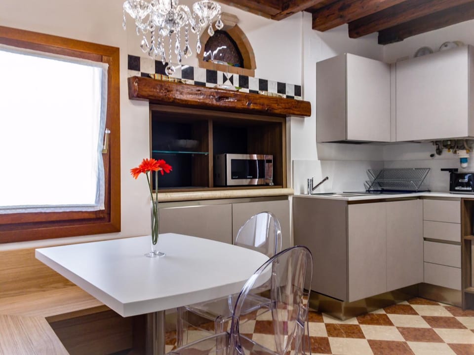 Coffee/tea facilities, Kitchen or kitchenette, Photo of the whole room, Dining area