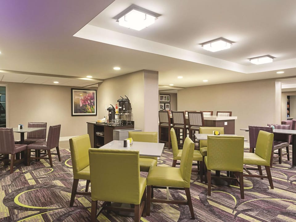 Restaurant/places to eat, Dining area, On site, Breakfast