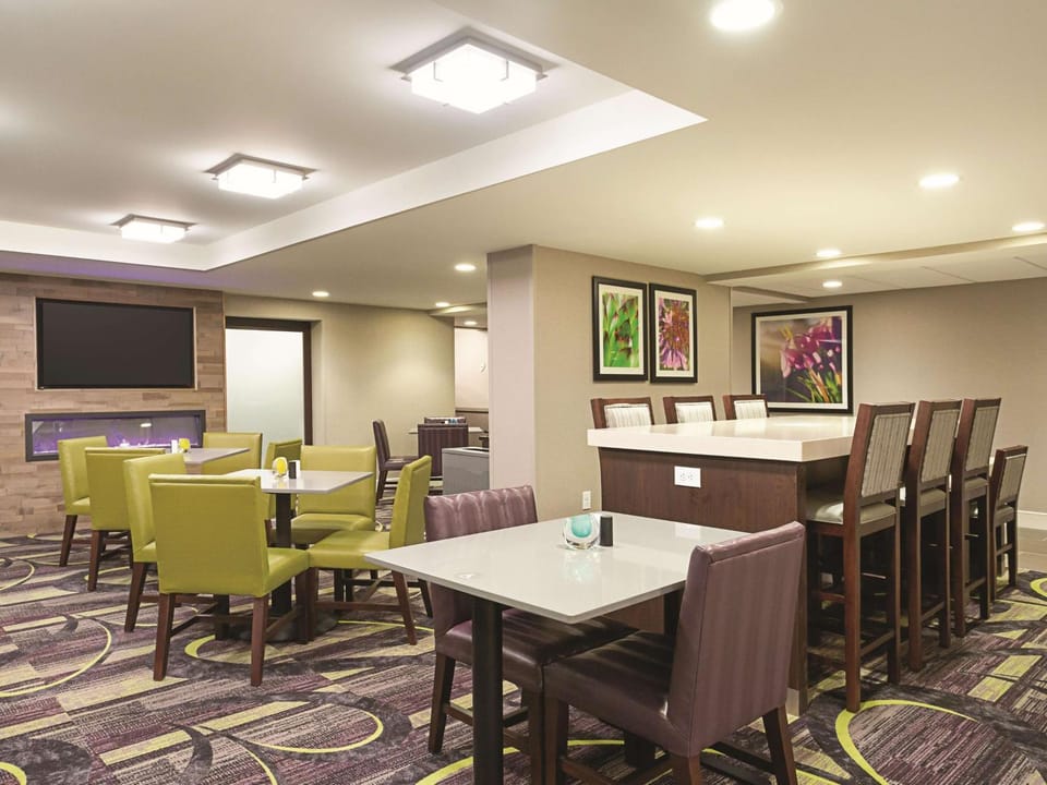 Restaurant/places to eat, Dining area, On site, Breakfast