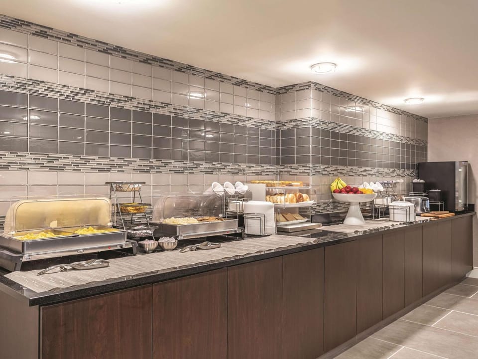 Restaurant/places to eat, Dining area, On site, Breakfast