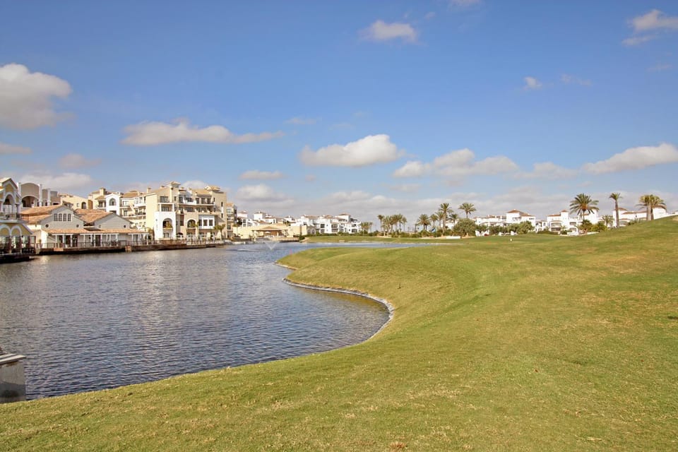 Restaurant/places to eat, Restaurant/places to eat, Neighbourhood, Natural landscape, Golfcourse, On site