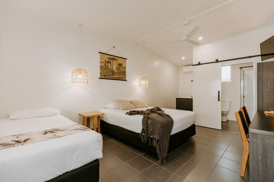 Bed, TV and multimedia, Kitchen or kitchenette, Photo of the whole room, towels, wardrobe, air conditioner
