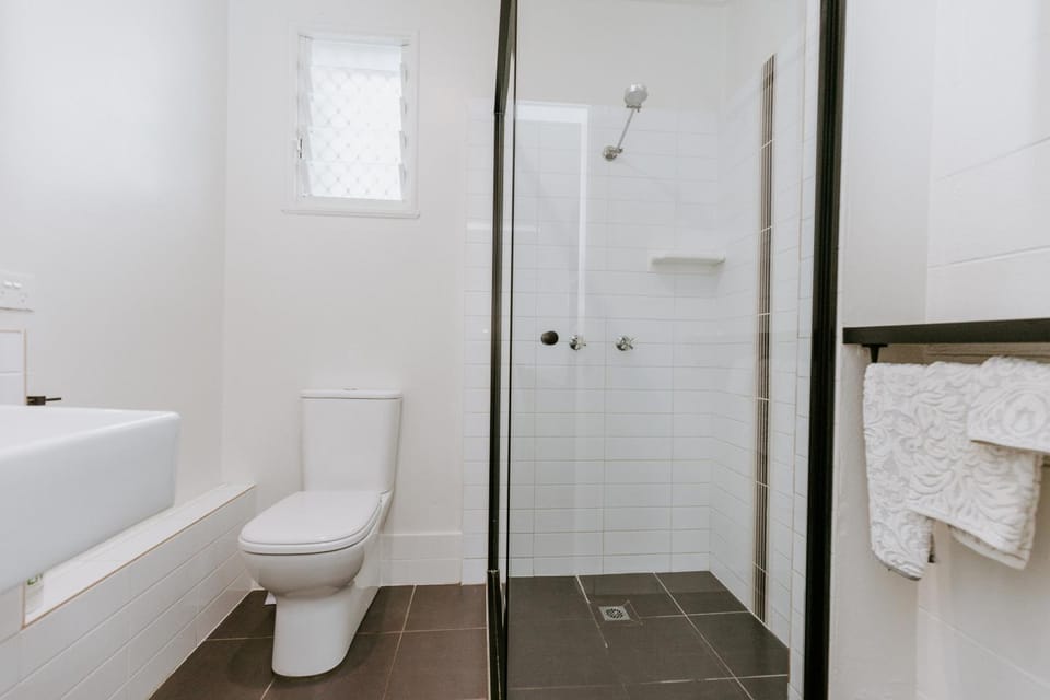 Shower, Toilet, Bathroom, towels